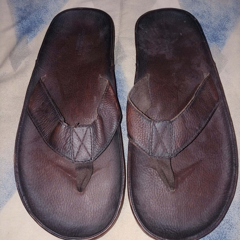 Men's American Eagle leather flip flops